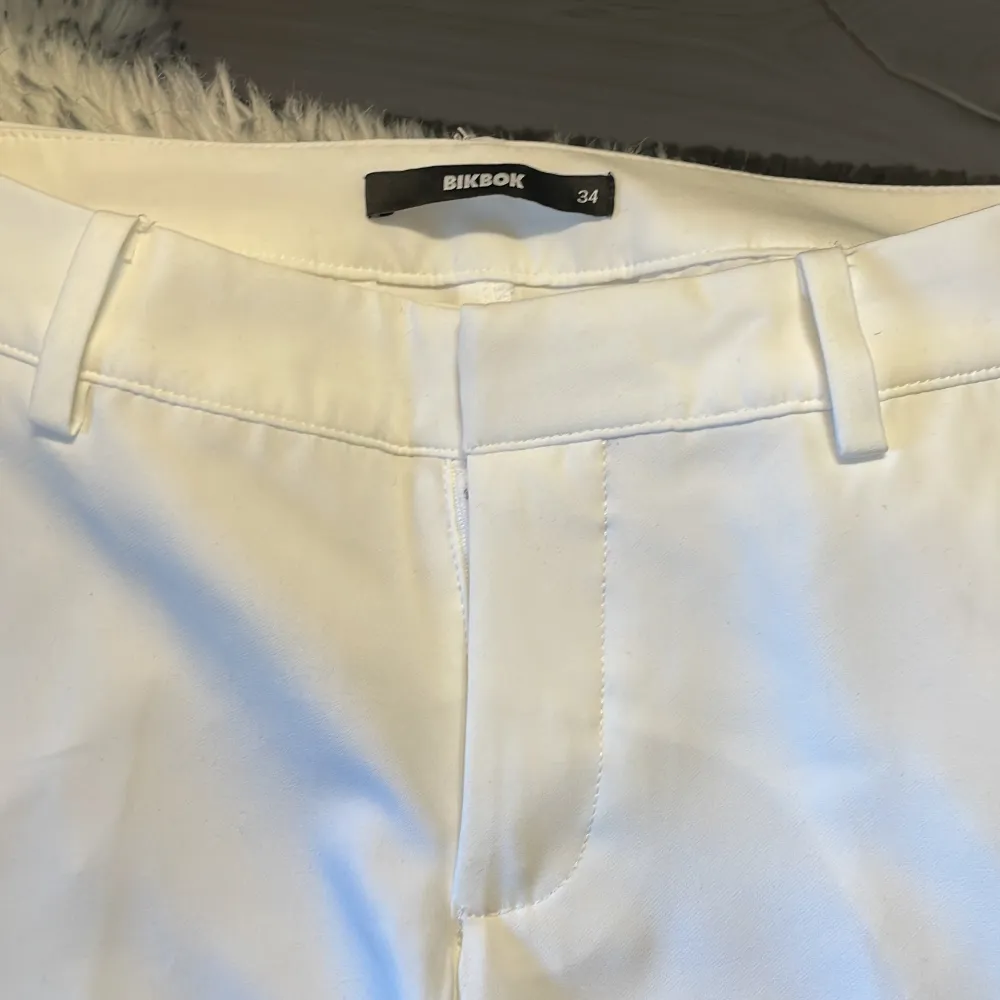Har aldrig använt dessa kostymbyxor utom att testat dom, säljer dom då jag inte tyckte att jag passade i vita byxor. Fina bra skick och kan tvättas innan dom fraktas!😊köpta för 400 priset kan diskuteras . Jeans & Byxor.