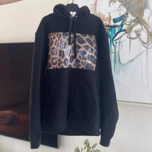 Säljer min hoodie från the cool elephant då den ej kommer till användning. Bra skick. Storlek medium, men är ganska liten i storleken. Köparen står för frakt🙌