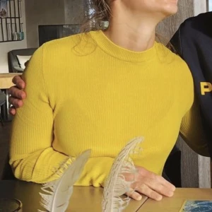 Senapsgul tröja från Zara - Köpte tröjan 2-3 år sen på Zara. Säljer enbart för 50 kr. Storlek M