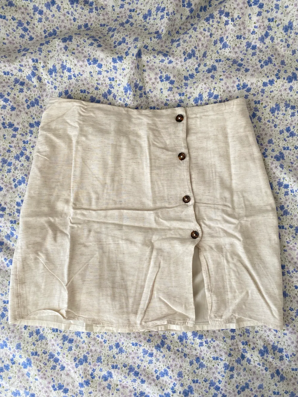 Så drömmig kjol med knappar och slits, säljes endast för att den blivit för liten för mig😭Tyget liknar linne utseendemässigt 🤍 Bild 1 och 2 är lånade. Strl 36, så så så fin🦋🤍 100kr + frakt🦋. Kjolar.