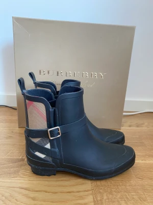 Burberry boots  - Supersnygga Burberry ankel stövlar/boots storlek 36, knappt använda så dem är i jätte fint skick! Kartongen medföljer. Köpta på Burberry för 3500:- 