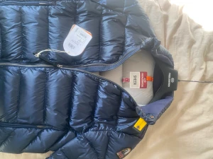 PARAJUMPER JACKA - Hej! Är du ute efter en snygg jacka tills nästa höst/vinter? Då har du kommit helt rätt. Säljer min P.J.S jacka i nyskick!  Storlek: L (men passar även M)  Skick: 10/10  Äkta: Jajemän! Har tags, kvitto direkt från NK och tillbehören till jackan! Visa mind