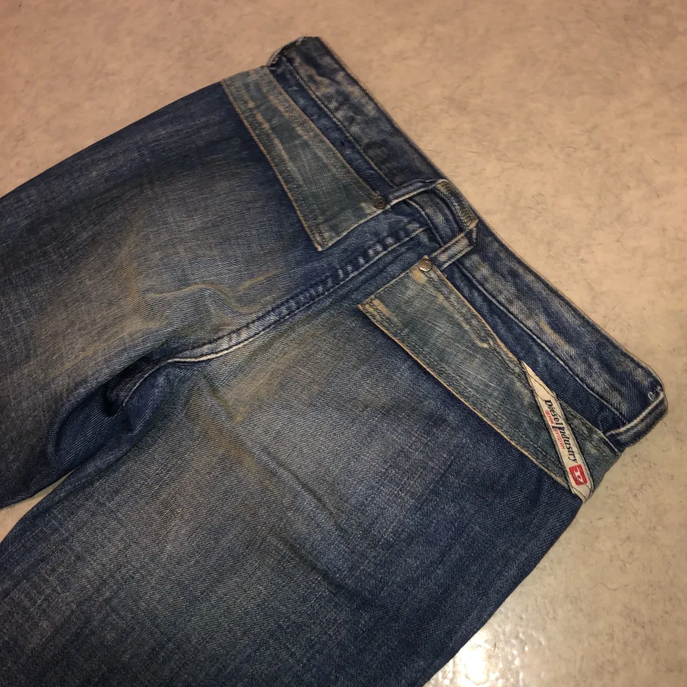 Jättefina lågmidjade jeans som tyvärr är för små för mig.  Innerbenslängd: ca 88cm Jeansen har brunaktiga slitningar som är meningen (alltså ej smutsiga). Jeans & Byxor.