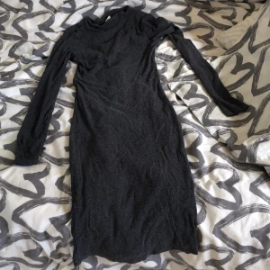 Klänning  - En grå lång klänning i storlek 146/152