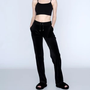 juicy byxor  - säljer dessa juicy byxor, för jag har tröttnat på färgen, och vill köpa nya. dessa är i fint skick, och är i storlek S. Kan även tänka mig och byta till ett par gröna juicy 