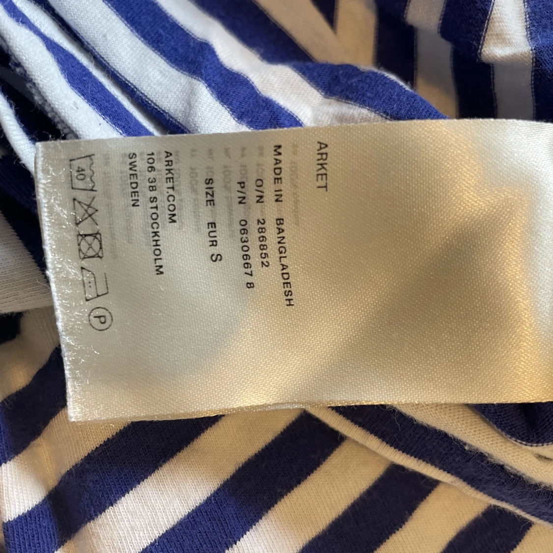 Blå och vitrandiga tröja från Arket - 91