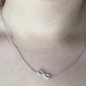 Halsband - Halsband med ett evighet på. Från guldfynd