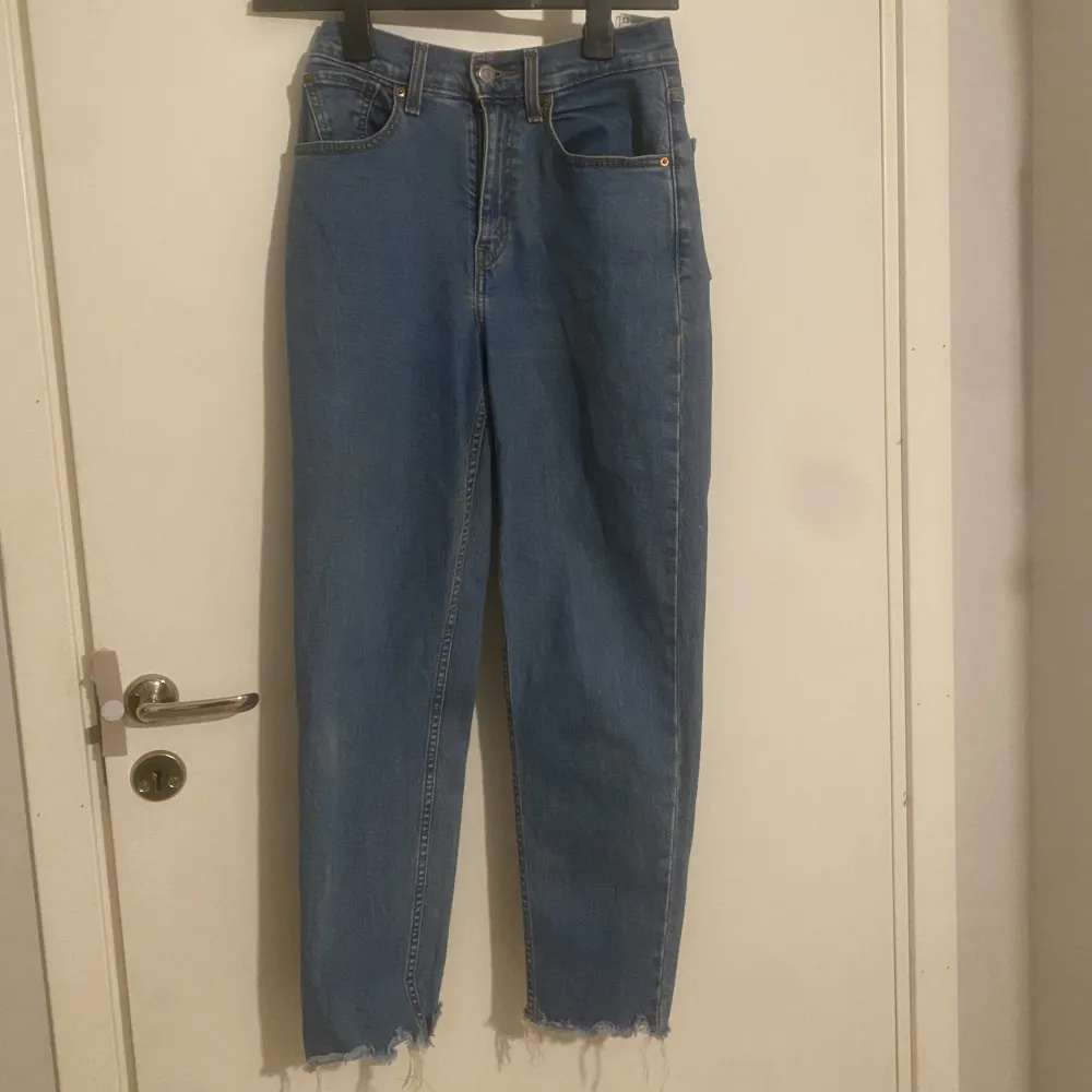 Mom jeans från Levis! Strl 26. . Jeans & Byxor.