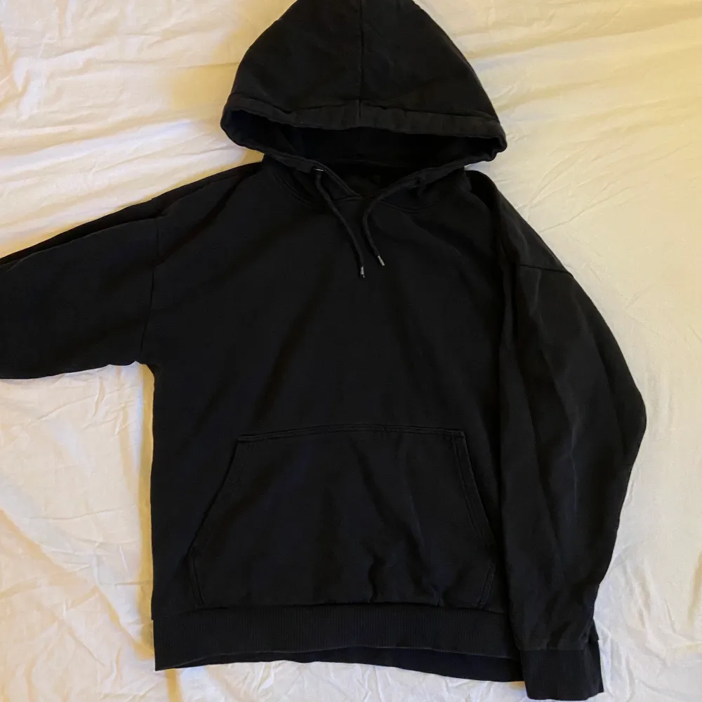 En skön, svart hoodie med tecken av användning, i storlek S. Hoodies.