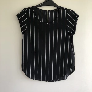 Randig blus - Stilren och snygg blus. Helt oanvänd. Skönt, svalt materialet. Fin till både vardag och finare tillfällen. Rensar bland kläderna så kolla gärna mina andra annonser också 🤗