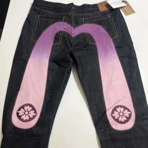 Evisu jeans - Evisu jeans i strl 36 x 34 storleken var för liten för mig och därför säljer jag dessa  Passar mer folk som har 32 x 30 eller 32 för en baggy fit Pris kan diskuteras 