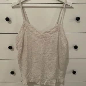 Linneblus  - Supersöt linneblus, perfekt till sommaren✨🫶🏻 tyvärr alldeles för liten för mig🫶🏻