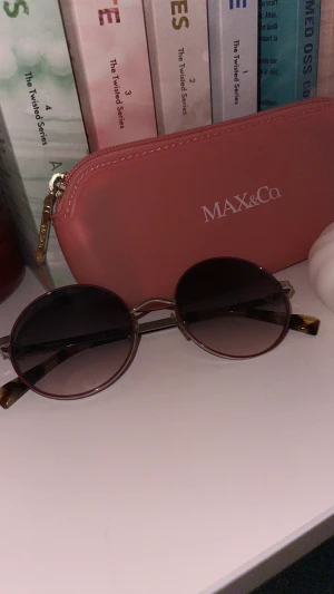 Solglasögon max&co - Säljer solglasögon från max&co, anledningen jag säljer den för den inte passar inte mig 