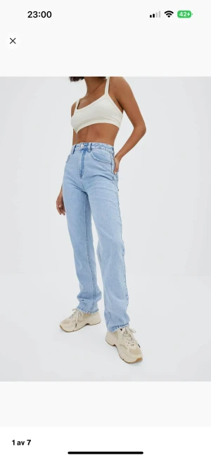 Straight leg Jeans  - Raka Jeans från Stradivarius i storlek 32. Aldrig använda, prislapp sitter kvar. Nypris 359kr, säljer för 250kr💛