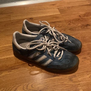 Adidas Special - Storlek 41, hyfsat bra skick. Perfekta för sommaren. 