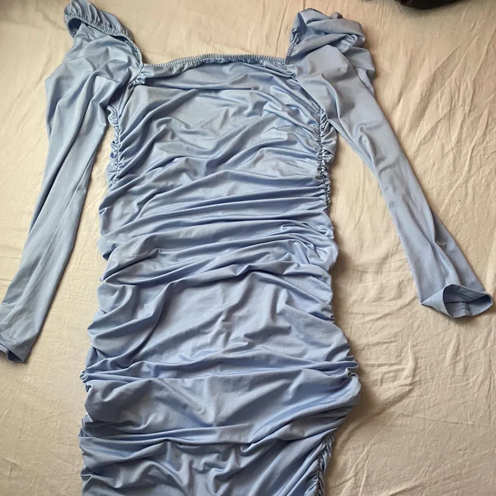 Kort blå klänning från Shein. Använd 2 gånger och säljs för 85kr + frakt. Klänningar.