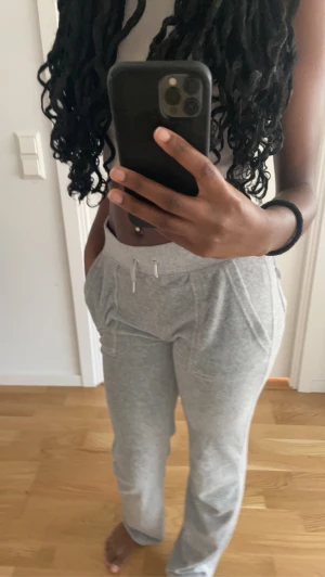 Juicy byxor  - Hej!Jag säljer mina grå juicy byxor som jag köpte i år.Säljer de för att jag använder dem inte längre.De är som nya.Jag köpte dem för 1100kr  från raglady Göteborg .Dm mig om du vill ha fler bilder.