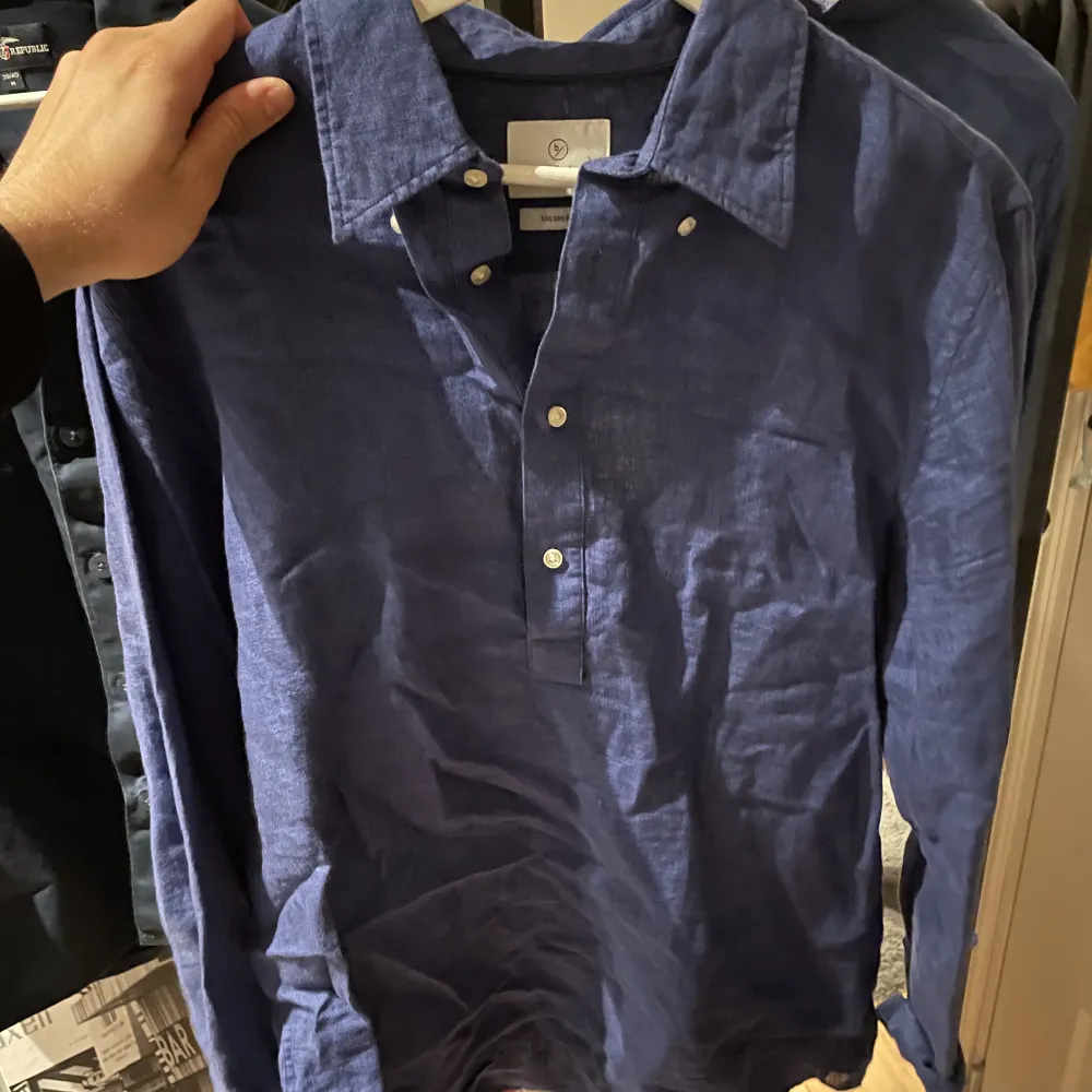 Skick 9/10, blå linneskjorta.. Skjortor.
