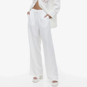 Linnebyxor  - Slutsålda linnebyxor i vitt från H&M. De räcker ända ner till marken för mig som är 175cm. Aldrig använda då jag beställde två storlekar 🤍