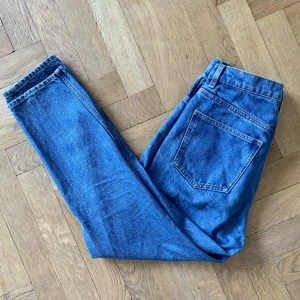 ARKET jeans - Hej! Jag säljer ett par mellanblå jeans från Arket i storlek 27. Jeansen är i modellen tapered, och är raka i modellen samt slutar strax över ankeln. Ingen strech. Använda ett fåtal gånger och i mycket gott skick! Nypris 790. 