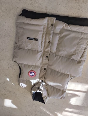 Canada goose  - Min äkta väst från Canada goose i storlek M. Om du vill ha flera bilder eller du har frågor du kan skriva till mig 🤗💛