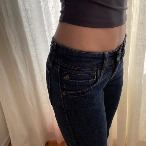 Lågmidjade Levis jeans  - Supersnygga Lågmidjade Levis jeans i stl W27 L32. Passar mig som har stl 34/XS annars.💕