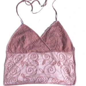 Wet seal topp - Vintage wet seal topp som har knyt i ryggen. Så fin och blir super fin nu till sommaren!💗Några små defekter pga att den är vintage, skriv för fler bilder!!