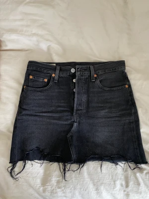 Levi’s denim skirt - Jeanskjol i nyskick, använd några fåtal gånger! 