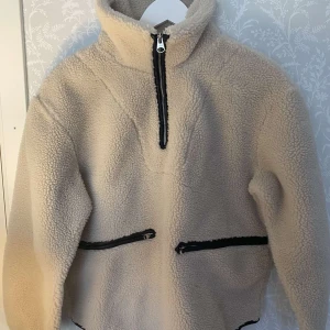 Fleecetröja från Arket, storlek M - Beige fleecetröja från arket i storlek M, endast använd ett fåtal gånger, i mycket bra skick