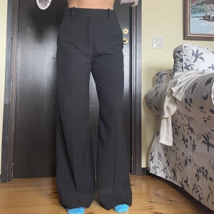 &otherstories kostymbyxor  - I princip helt oanvända kostymbyxor från &other stories. Sjukt sköna, rejäla men ändå stretchiga. Faller snyggt mot kroppen. Två små spännen och en knapp + gylf! Sitter som en smäck på mig som vanligtvis är en S/36. Storleken är 36! Nypris 950. Frakt 65 k