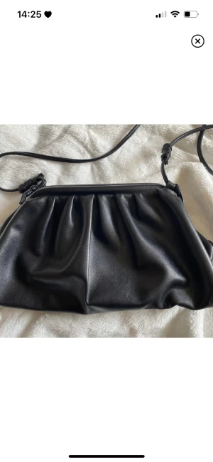 Vöska - Rymlig snygg väska från Kappahl, säljs då den inte kommer till användning  (Lånade bilder)