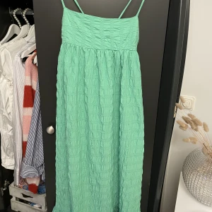 Grön klänning - Grön lång klänning från zara med knytning i ryggen! I storlek S för 250kr💚💚