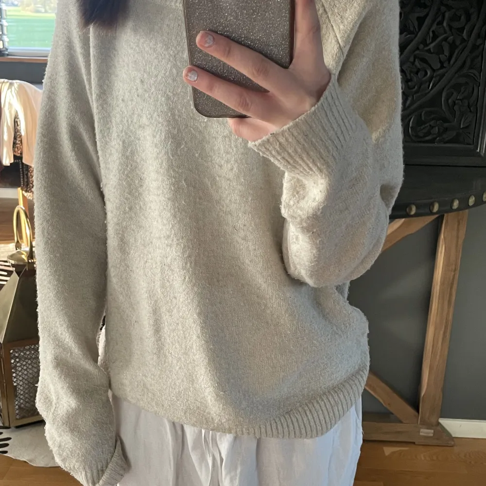 Säljer denna sjukt mysiga stickade tröjan🥰 Den är från Vero Moda för 249kr💗 Den är använd ett par gånger men nu har jag märkt att den bara hänger i garderoben utan anledning❤️ Köpare står för frakt💗 Linnebyxor jag har på mig har jag även sålt i min profil😍. Stickat.