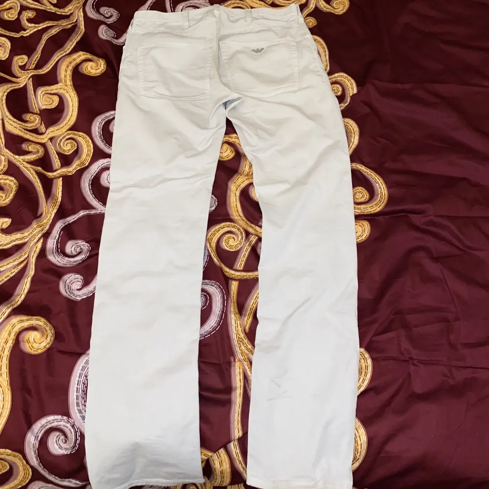 Speciella Armani jeans som man inte ser så ofta. Riktig fina och fräscha. Sitter bra. . Jeans & Byxor.