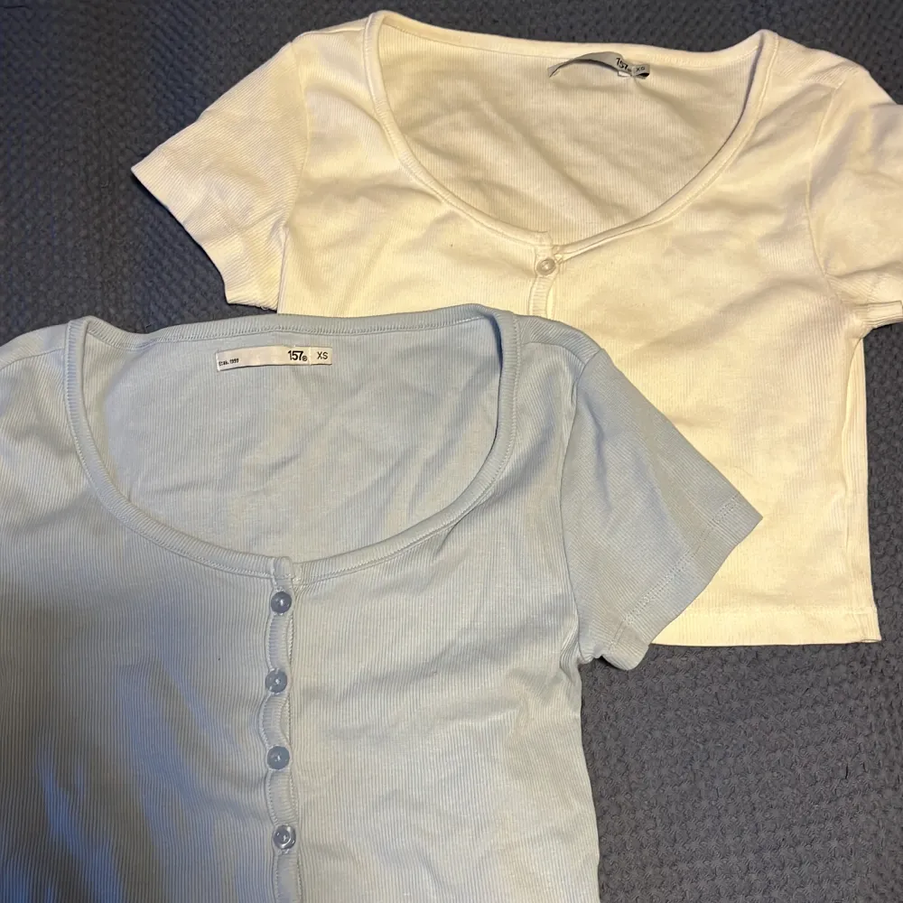 En blå och en vit t-shirt från lager 157 i storlek Xs. Nästa aldrig använda och i gott skick. Jag säljer de i par för 40kr . Toppar.