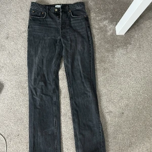 Raka jeans - Gråa raka jeans i modellen mid Rise från Zara🙌🏼