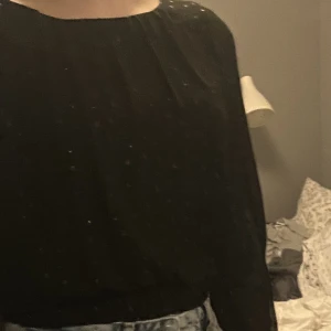 Svart blus - Fin svart blus som nästan är oanvänd. ”Barnstorlek” men passar xs/s Skriv för fler bilder eller frågor 💕