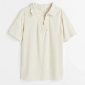 En beige tröja som är använd 1 gång, i storlek small men sitter en aning oversized. Köpt för 149 kr på H&M men säljer för 60 kr + frakt 49 kr