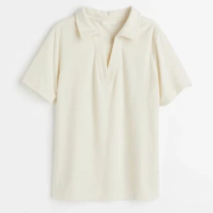 Tröja polo  - En beige tröja som är använd 1 gång, i storlek small men sitter en aning oversized. Köpt för 149 kr på H&M men säljer för 60 kr + frakt 49 kr