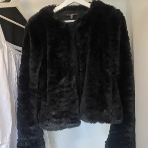 Fluff jacka  - Gullig fluffig jacka som passar inför våren och sommaren!💕