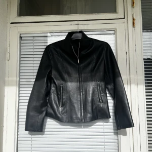 Läderjacka leatherjacket skinnjacka vintage vegan faux leather - Vintage läderjacka i använt skick säljes. Fejkläder/faux leather. Priset kan vid snabb affär diskuteras. Strl: S. 