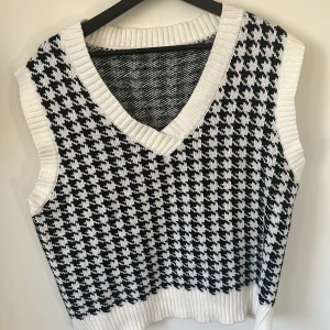 Hundtandsmönstrad väst - Knappt använd. Passar S-M-L