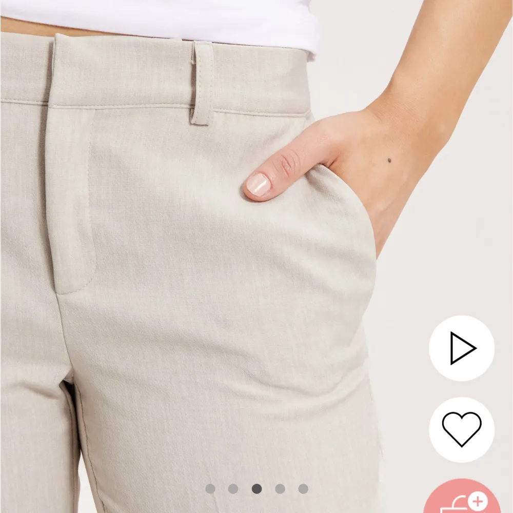 Superfina och sköna lågmidjade kostymbyxor från Nelly💕 Byxorna heter low waist straight leg pants och är i storlek 34. De är endast provade då jag tänkte lämna tillbaka pga att dem är för små, men tappade bort retur lappen. Perfekt till vår och sommar☀️💕. Jeans & Byxor.