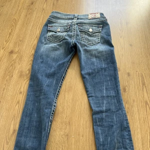 True religion jeans - Säljer dessa jättefina true religion jeansen då de inte passar!😫💞 innerbenslängd är ca 79 och storlek 26 i midjan💞 kontakta om du har frågor!