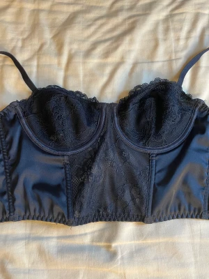 Korsett topp - Säljer nu denna fina korsett topp då den inte kommer till användning. Den är mörkblå och har ingen vaddering. Skriv om du har frågor🥰
