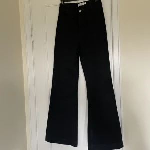Svarta jeans  - Svarta högmidjade flates jeans från Other Stories som används en gång. 