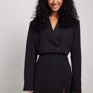 Kostym set - Sjukt snyggt set från nakd. Bägge delar är i storlek 36. Det är använt vid ett tillfälle, men har tyvärr inte fått användning för det sedan dess. Nypris för settet var 750 kr. 