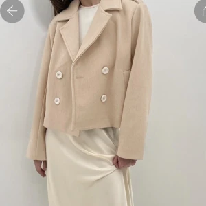 Kappa från NA-KD  - Jätte fin kappa från NA-KD, helt slutsåld💕använd få tal gånger! Nypris 769 kr - mitt pris 500 kr (köparen står för frakten) 