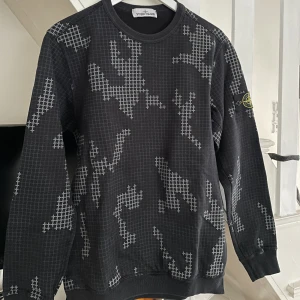 Stone Island sweatshirt - Stone Island GridCamo AW17.  Säljes pga flytt & utrensning av garderob.  Väldigt sparsamt använd.  Strl M men passar även som en L.  Kan skickas, köpare står för frakt, eller mötas upp i Hamstad.