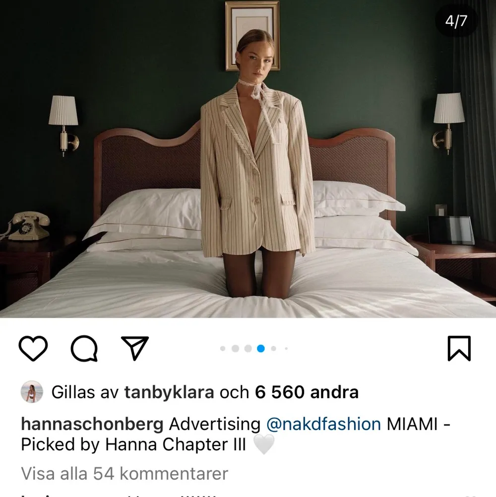 Säljer den här randiga beigea blazern från Hanna Schönbergs kollektion för nakd. Den är använd vid ett tillfälle. Säljer då den inte kommit till användning. Nypris var 799 😊. Kostymer.